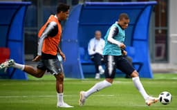 Varane e Mbappé - França