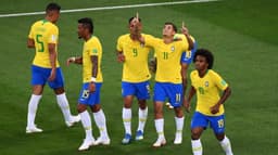 Com polêmica! Em Rostov, o Brasil estreou com empate em 1 a 1 com a Suíça, com direito a golaço marcado por Coutinho e lance polêmico envolvendo Miranda. O zagueiro recebeu um empurrão de Zuber antes ver os suíços empatarem. Firmou entrou bem e Neymar cresceu de produção no fim. Confira as notas. (Por: Ana Canhedo)