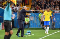 Tite não ficou satisfeito com a atuação da arbitragem em Rostov. Para ele, Miranda sofreu falta clara de Zuber antes do gol