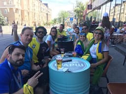 Brasileiros em Rostov nesta segunda-feira, um dia após a estreia do Brasil na Copa