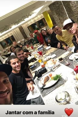 Jantar de Neymar, familiares e amigos no hotel em Sochi