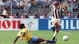 Em 1990, o meia Óscar Ramírez, hoje técnico da Costa Rica, não conseguiu marcar para sua seleção