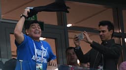 Maradona bem que tentou dar uma força na arquibancada. Não deu!