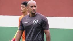 Felipe Lucena, treinador da base do Botafogo