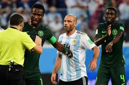 Foi difícil. Foi muito difícil. Mas a Argentina venceu a Nigéria por 2 a 1 com um gol aos 40 minutos do segundo tempo e conseguiu avançar para enfrentar a França nas oitavas de final da Copa do Mundo, às 11h de sábado, em Kazan. O sangue que banhou o rosto de Mascherano no segundo tempo - ele não saiu para ser atendido ou colocar algum curativo - simboliza o sofrimento dos hermanos em São Petersbugo. As imagens a seguir vão contar essa história. (Por Fellipe Lucena)