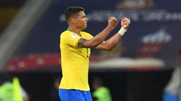 Em excelente atuação, o zagueiro Thiago Silva foi o grande destaque da vitória do Brasil sobre a Sérvia, por 2 a 0. Onipresente, teve ótima participação defensiva e aproveitou escanteio cobrado por Neymar para marcar de cabeça. Após infiltração rápida e linda assistência de Coutinho, Paulinho já havia aberto o placar para a Seleção Brasileira. Confira as notas (Por: Ana Canhedo)