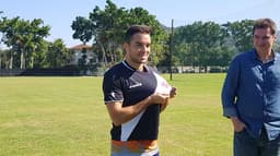 Apresentação de Lenon, novo lateral-direito do Vasco. Confira a seguir a galeria especial do LANCE! do atleta