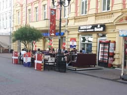 Raro estabelecimento  de Novgorod com alguma&nbsp; alusão ao jogo das oitavas da Copa entre Croácia e Dinamarca