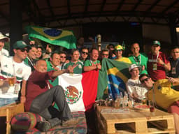 Brasileiros e mexicanos juntos em um bar em Samara