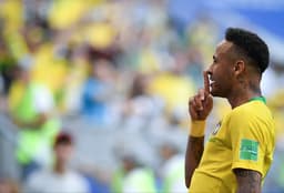 Neymar mais uma vez foi criticado pelo excesso de 'teatro' ao receber faltas