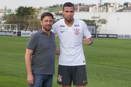 Jonathas é apresentado no Corinthians