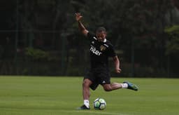 Edimar tem sido testado na zaga do São Paulo