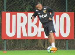 Em seu segundo dia de trabalho no CT depois da Copa, Cueva realizou treino particular no gramado