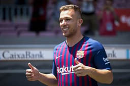 Arthur é apresentado no Barcelona