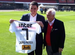 Leco fez questão de posar ao lado de João Menin, presidente do banco Inter, no lançamento da nova camisa