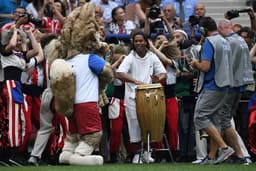 Ronaldinho Gaúcho batuca no Lujniki