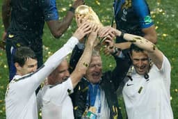 Deschamps com a taça de campeão