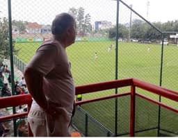 Zico observa garotada em atividade na Copa Zico