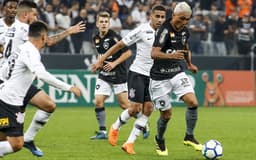 O Botafogo criou chances em profusão, mas vai deixar São Paulo com um gosto amargo. Na derrota por 2 a 0 para o Corinthians, nesta quarta-feira, alguns nomes tiveram bom rendimento, casos de Rodrigo Pimpão e Carli. Confira, a seguir, as notas do LANCE! (Avaliações por Felippe Rocha - felipperocha@lancenet.com.br)