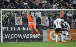 Rodriguinho abriu o placar logo aos dois minutos de jogo e Romero sacramentou a vitória aos 30 do segundo tempo, mas quem brilhou foi o goleiro Cássio, que salvou o Timão de levar o empate e até mesmo a virada na Arena Corinthians. (Por Yago Rudá)