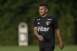 Joao Rojas se tornou peça fundamental no ataque do São Paulo desde a sua estreia, contra o Flamengo, no Maracanã, no dia 18 de julho. O jogador se destaca na criação de jogadas individuais e nas assistências, até agora superando o desempenho de seu antecessor, Marcos Guilherme. Hoje, com 16 jogos disputados com a camisa tricolor, Rojas tem um gol anotado e quatro assistências<br>