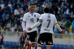 Lucas Barrios reestreia com gol no Colo-Colo