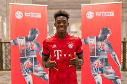 Alphonso Davies já posou como novo reforço do Bayern