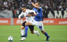 Quem viu só o primeiro tempo do jogo entre Corinthians e Cruzeiro, em Itaquera, vai se surpreender quando souber que os paulistas venceram por 2 a 0. A Raposa começou melhor e teve chances para abrir o placar, a melhor delas com Barcos. Já em desvantagem, as oportunidades apareceram novamente, e o argentino - que jogou bem - voltou a falhas. Veja as avaliações. (Por Fellipe Lucena)