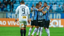 Fora de casa, São Paulo sai na frente do Grêmio, mas não consegue segurar o resultado positivo e acaba derrotado em Porto Alegre. Em dois lances individuais em cima do lateral Éder Militão, Everton faz dois gols e decide a partida para os gaúchos. Rojas e Arboleda não vão bem e Diego Souza se salva entre os são-paulinos (notas por Yago Rudá)