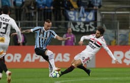 Hudson recebeu cartão amarelo aos 22 minutos de jogo, quando o São Paulo vencia por 1 a 0