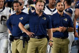 Sean McVay (ao centro)