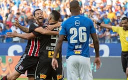 O São Paulo venceu o Cruzeiro por 2 a 0 neste domingo, no Mineirão. Com uma ótima atuação coletiva, a estratégia do Tricolor de apostar em contra-ataques funcionou. Veja as atuações de cada jogador abaixo (por Guilherme Amaro):