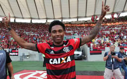 Vitinho veste o manto e realiza sonho de infância. Veja mais fotos do reforço do Flamengo&nbsp;