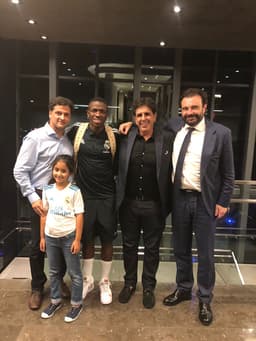 Diretor do Real, Juni Calafati e sua filha Paola; Vini Jr, Maurício Gomes de Mattos, e&nbsp;José Angel Sanchez, CEO do clube espanhol&nbsp;<br><br><br>