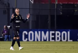 Apesar do fim do jejum de quatro meses de Luiz Fernando e o centésimo jogo de Joel Carli com a camisa alvinegra, o Botafogo sai do Paraguai mais pressionado após perder para o Nacional, pela partida de ida da segunda fase da Copa Sul-Americana. O L! deu as notas para os jogadores do clube de General Severiano (Por Felippe Rocha - felipperocha@lancenet.com.br)