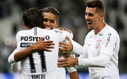 O Corinthians derrotou a Chapecoense por 1 a 0, na Arena, e abriu vantagem nas quartas de final da Copa do Brasil. O gol da vitória foi marcado por Romero, como tem se tornado rotina. Pedrinho deu a assistência e também foi protagonista (notas por William Correia)&nbsp;