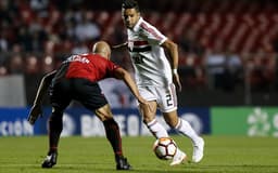 O São Paulo foi surpreendido pelo Colón-ARG e acabou derrotado por 1 a 0, no Morumbi, pela Copa Sul-Americana. O melhor da equipe foi o lateral Bruno Peres, com ótima saída de jogos e passes importantes. Brenner, expulso, foi o pior (notas por William Correia)&nbsp;