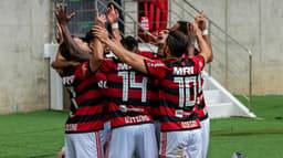 Após tropeços, o Flamengo voltou a vencer neste domingo, ao bater o Cruzeiro por 1 a 0, no Maracanã, pelo Brasileirão. O Gol da vitória foi marcado por Henrique Dourado. Os destaques do Rubro-Negro ficaram por conta de Vitinho e Everton Ribeiro. Confira as notas do LANCE! (por Rafael&nbsp;Bortoloti)