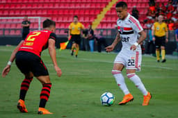 Com boa atuação, o São Paulo venceu o Sport por 3 a 1, na Ilha do Retiro, e seguiu na liderança do Brasileirão. Reinaldo e Everton (foto) não marcaram, mas receberam as melhores avaliações por conta do que fizeram coletivamente (por Fellipe Lucena - fellipelucena@lancenet.com.br)