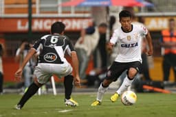 Zizao comemora 31 anos nesta quinta-feira.&nbsp;O chinês chegou ao Corinthians no começo de 2012. Sua contratação serviu tentar para expandir a popularidade do clube na Ásia. Ele atuou em apenas cinco partidas pelo Timão, sem marcar gols. Hoje, joga pelo Guangzhou R&amp;F, de seu país natal. Para comemorar o aniversário de Zizao, o LANCE! listou nomes de jogadores do continente asiático que já atuaram em algum clube brasileiro por algum tempo.