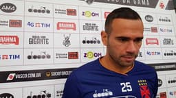 Leandro Castan durante coletiva do Vasco nesta quinta-feira. Confira a seguir a galeria especial do LANCE!