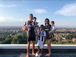 Cristiano Ronaldo e família posam vestidos de Juventus