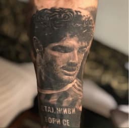 Pato agradece fã por homenagem com tatuagem de seu rosto