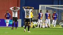 Jogando contra o último colocado do Brasileirão, o São Paulo criou inúmeras oportunidades de ataque, mas não conseguiu furar o bloqueio defensivo paranista e ficou no empate, em 1 a 1. O destaque positivo do Tricolor foi o centroavante Diego Souza, que, por pouco, não fez um golaço de bicicleta. Volante Jucilei destoou dos demais e não foi bem (notas por Yago Rudá)