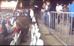 Torcida do Colo-Colo recolhe o lixo na Arena Corinthians