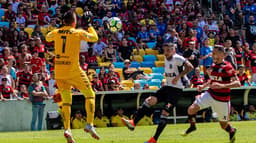 O Flamengo foi surpreendido pelo Ceará na manhã deste domingo, em pleno Maracanã lotado. Os destaques da partida ficam por conta do goleiro do Vozão Éverson e o atacante Leandro Carvalho, autor do gol da vitória. Já o rubro-negro não mostrou inspiração em todos os setores. O destaque negativo fica por conta da avaliação do atacante Marlos Moreno. Confira as notas