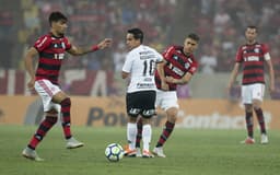 Flamengo e Corinthians se enfrentaram na noite desta quarta-feira no Maracanã pelo jogo de ida da semifinal da Copa do Brasil e o Timão conseguiu cumprir a proposta defensiva imposta pelo técnico Jair Ventura. Muito graças a Cássio, que teve ótima atuação com pelo menos duas grandes defesas. O zagueiro Léo Santos também se destacou, com boa atuação. Avelar não manteve a média e teve de ser auxiliado pelo esquema. (Notas por Marcio Porto)<br>