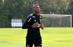 Zagueiro do Tricolor fez um treino regenerativo nesta quinta, mas deve estar à disposição da comissão técnica para o clássico contra o Santos