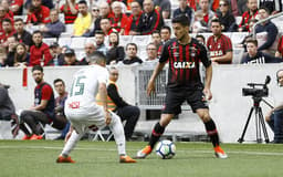 O Fluminense sofreu com as falhas defensivas e acabou derrotado pelo Atlético-PR neste domingo, na Arena da Baixada. O Furacão fez 3 a 1 e voltou a vencer no Brasileirão após três derrotas seguidas. Quem se salvou no Tricolor?&nbsp;Everaldo e Luciano. Gum, que completou 400 jogos, ficou devendo. Confira, na sequência, as avaliações do LANCE! (Por Sergio Santana - sergio@lancenet.com.br).