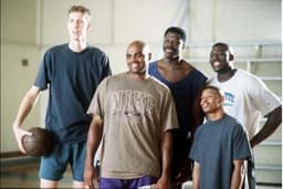 Charles Barkley, Muggsy Bogues, Patrick Ewing, Shawn Bradley e Larry Jonhson - NBA - Space Jam: O Jogo do Século